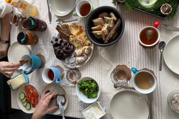 ein gedeckter Fruestueckstisch von oben